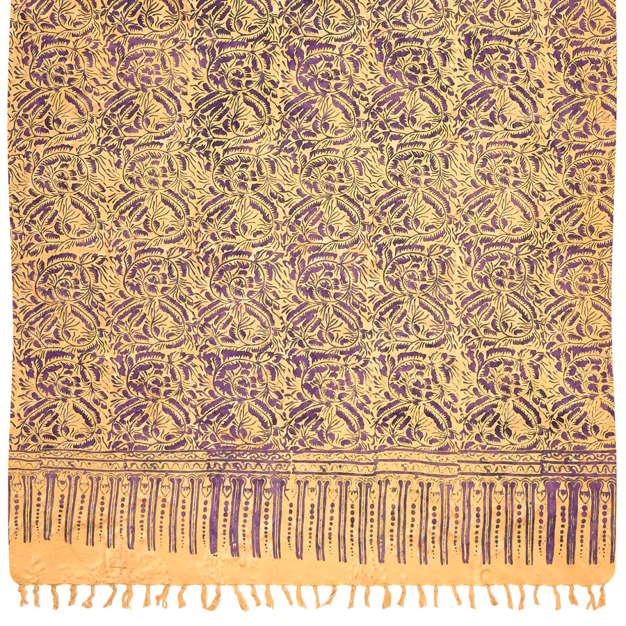 Sarong. Pareo. Schal. Kopftuch. Wickelrock. Strandtuch. Authentisch von Hand gebatikt  100 Prozent Viskose. Fair gehandelt circa 160 bis 180 mal 120 cm circa 270 Gramm. Dunkelgelbes Tuch mit violetten Ornamenten.