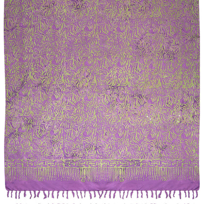 Sarong. Pareo. Schal. Kopftuch. Wickelrock. Strandtuch. Authentisch von Hand gebatikt  100 Prozent Viskose. Fair gehandelt circa 160 bis 180 mal 120 cm circa 270 Gramm. Violettes Tuch mit grasartigen Ornamenten.