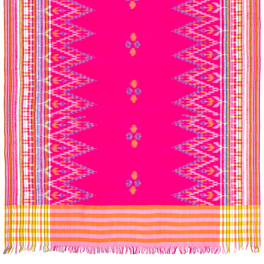 Sarong. Pareo. Schal. Kopftuch. Wickelrock. Strandtuch. Authentisch von Hand gewebt 100% Viskose. Fair gehandelt circa 180 mal 110 cm circa 200 Gramm. Ikat Tuch mit traditionellen Mustern verziert in Pink.