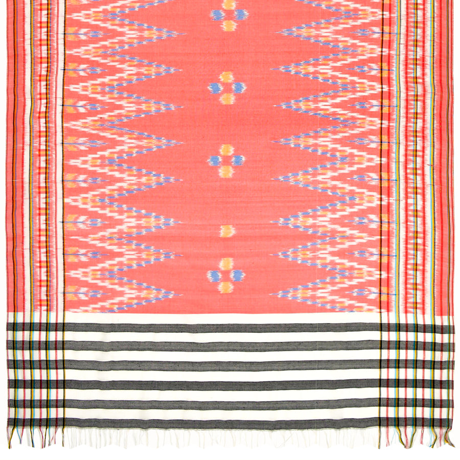 Sarong. Pareo. Schal. Kopftuch. Wickelrock. Strandtuch. Authentisch von Hand gewebt. 100% Viskose. Fair gehandelt circa 180 mal 110 cm circa 200 Gramm. Ikat Tuch mit traditionellen Mustern verziert in Pfirsichfarbe.