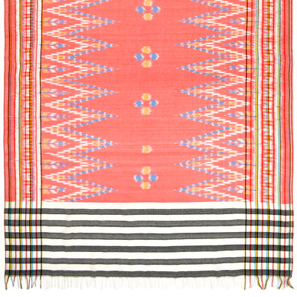 Sarong. Pareo. Schal. Kopftuch. Wickelrock. Strandtuch. Authentisch von Hand gewebt. 100% Viskose. Fair gehandelt circa 180 mal 110 cm circa 200 Gramm. Ikat Tuch mit traditionellen Mustern verziert in Pfirsichfarbe.