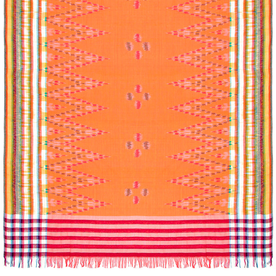 Sarong. Pareo. Schal. Kopftuch. Wickelrock. Strandtuch. Authentisch von Hand gewebt. 100% Viskose. Fair gehandelt circa 180 mal 110 cm circa 200 Gramm. Ikat Tuch mit traditionellen Mustern verziert in Orange.