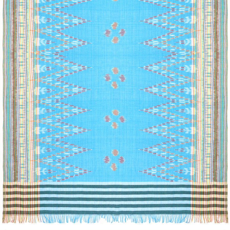 Sarong. Pareo. Schal. Kopftuch. Wickelrock. Strandtuch. Authentisch von Hand gewebt. 100% Viskose. Fair gehandelt circa 180 mal 110 cm circa 200 Gramm. Ikat Tuch mit traditionellen Mustern verziert in Hellblau.