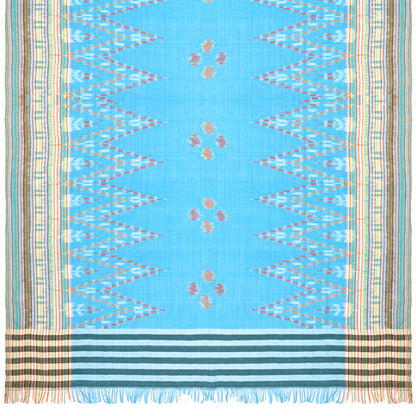 Sarong. Pareo. Schal. Kopftuch. Wickelrock. Strandtuch. Authentisch von Hand gewebt. 100% Viskose. Fair gehandelt circa 180 mal 110 cm circa 200 Gramm. Ikat Tuch mit traditionellen Mustern verziert in Hellblau.