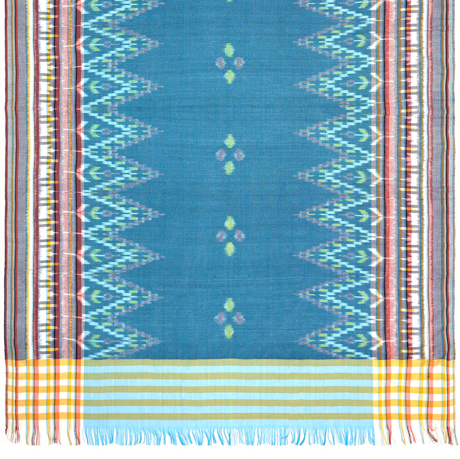 Sarong. Pareo. Schal. Kopftuch. Wickelrock. Strandtuch. Authentisch von Hand gewebt. 100% Viskose. Fair gehandelt circa 180 mal 110 cm circa 200 Gramm. Ikat Tuch mit traditionellen Mustern verziert in Blau.