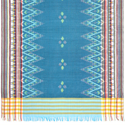 Sarong. Pareo. Schal. Kopftuch. Wickelrock. Strandtuch. Authentisch von Hand gewebt. 100% Viskose. Fair gehandelt circa 180 mal 110 cm circa 200 Gramm. Ikat Tuch mit traditionellen Mustern verziert in Blau.