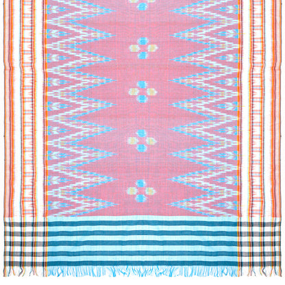 Sarong. Pareo. Schal. Kopftuch. Wickelrock. Strandtuch. Authentisch von Hand gewebt. 100% Viskose. Fair gehandelt circa 180 mal 110 cm circa 200 Gramm. Ikat Tuch mit traditionellen Mustern verziert in Pastellrosa.