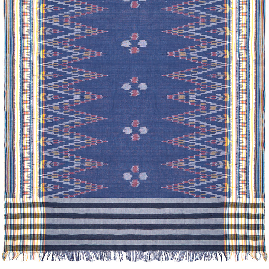 Sarong. Pareo. Schal. Kopftuch. Wickelrock. Strandtuch. Authentisch von Hand gewebt. 100% Viskose. Fair gehandelt circa 180 mal 110 cm circa 200 Gramm. Ikat Tuch mit traditionellen Mustern verziert in Dunkelblau.