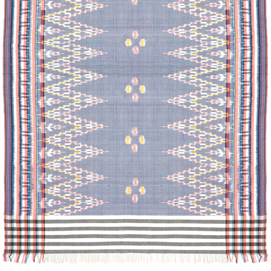 Sarong. Pareo. Schal. Kopftuch. Wickelrock. Strandtuch. Authentisch von Hand gewebt. 100% Viskose. Fair gehandelt circa 180 mal 110 cm circa 200 Gramm. Ikat Tuch mit traditionellen Mustern verziert in Blaugrau.