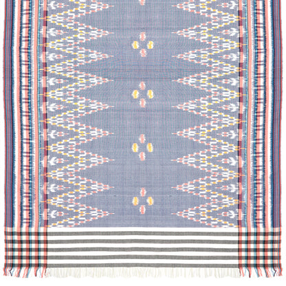 Sarong. Pareo. Schal. Kopftuch. Wickelrock. Strandtuch. Authentisch von Hand gewebt. 100% Viskose. Fair gehandelt circa 180 mal 110 cm circa 200 Gramm. Ikat Tuch mit traditionellen Mustern verziert in Blaugrau.