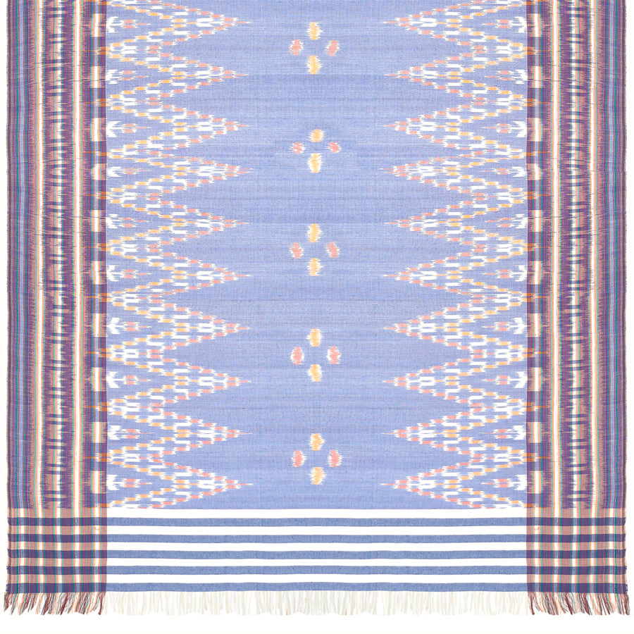 Sarong. Pareo. Schal. Kopftuch. Wickelrock. Strandtuch. Authentisch von Hand gewebt. 100% Viskose. Fair gehandelt circa 180 mal 110 cm circa 200 Gramm. Ikat Tuch mit traditionellen Mustern verziert in Hellblau.