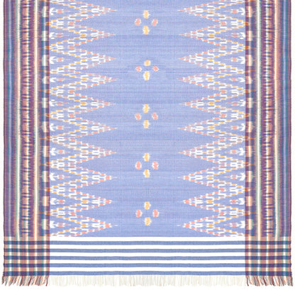 Sarong. Pareo. Schal. Kopftuch. Wickelrock. Strandtuch. Authentisch von Hand gewebt. 100% Viskose. Fair gehandelt circa 180 mal 110 cm circa 200 Gramm. Ikat Tuch mit traditionellen Mustern verziert in Hellblau.