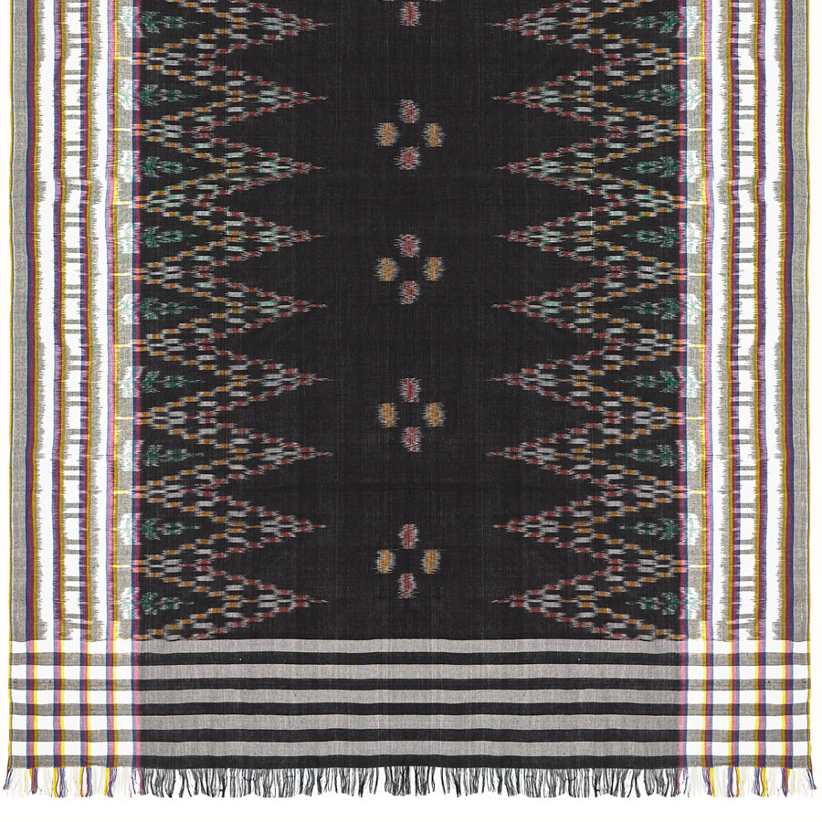 Sarong. Pareo. Schal. Kopftuch. Wickelrock. Strandtuch. Authentisch von Hand gewebt. 100% Viskose. Fair gehandelt circa 180 mal 110 cm circa 200 Gramm. Ikat Tuch mit traditionellen Mustern verziert in Schwarz.