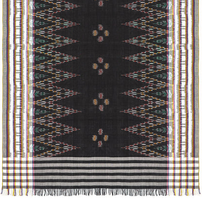 Sarong. Pareo. Schal. Kopftuch. Wickelrock. Strandtuch. Authentisch von Hand gewebt. 100% Viskose. Fair gehandelt circa 180 mal 110 cm circa 200 Gramm. Ikat Tuch mit traditionellen Mustern verziert in Schwarz.