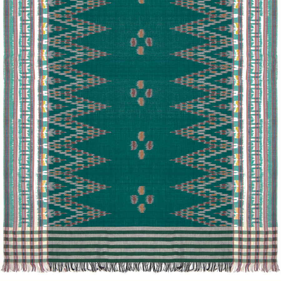 Sarong. Pareo. Schal. Kopftuch. Wickelrock. Strandtuch. Authentisch von Hand gewebt. 100% Viskose. Fair gehandelt circa 180 mal 110 cm circa 200 Gramm. Ikat Tuch mit traditionellen Mustern verziert in Grün.