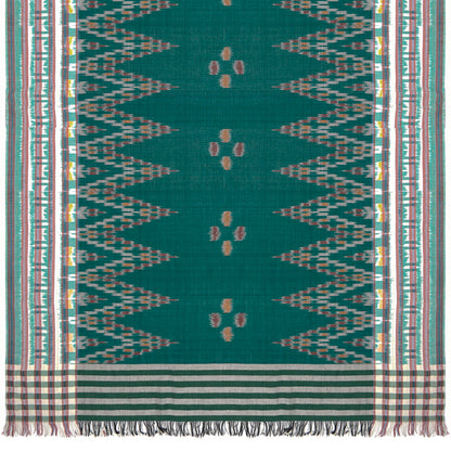 Sarong. Pareo. Schal. Kopftuch. Wickelrock. Strandtuch. Authentisch von Hand gewebt. 100% Viskose. Fair gehandelt circa 180 mal 110 cm circa 200 Gramm. Ikat Tuch mit traditionellen Mustern verziert in Grün.