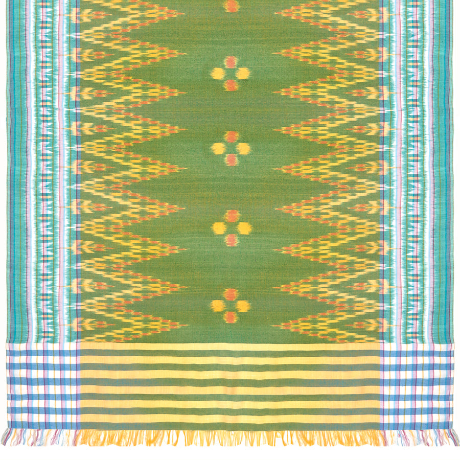 Sarong. Pareo. Schal. Kopftuch. Wickelrock. Strandtuch. Authentisch von Hand gewebt. 100% Viskose. Fair gehandelt circa 180 mal 110 cm circa 200 Gramm. Ikat Tuch mit traditionellen Mustern verziert in Gelbgrün.