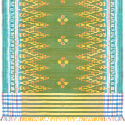 Sarong. Pareo. Schal. Kopftuch. Wickelrock. Strandtuch. Authentisch von Hand gewebt. 100% Viskose. Fair gehandelt circa 180 mal 110 cm circa 200 Gramm. Ikat Tuch mit traditionellen Mustern verziert in Gelbgrün.