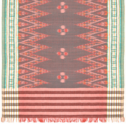 Sarong. Pareo. Schal. Kopftuch. Wickelrock. Strandtuch. Authentisch von Hand gewebt. 100% Viskose. Fair gehandelt circa 180 mal 110 cm circa 200 Gramm. Ikat Tuch mit traditionellen Mustern verziert in Lila.